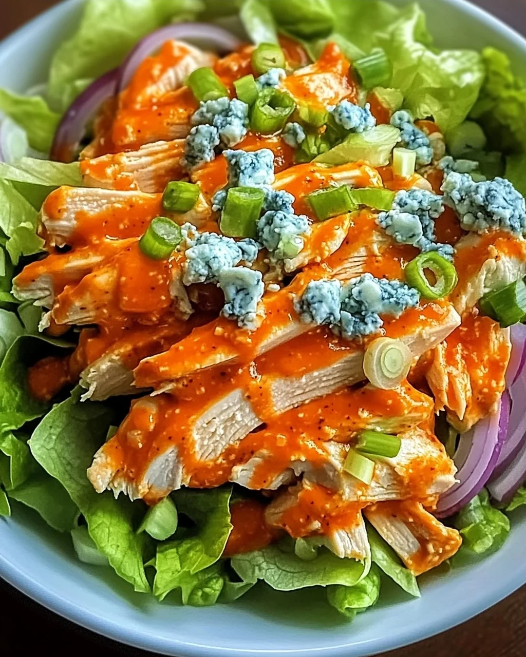 Buffalo-Hühnchen-Salat: Schnell & Würzig genießen