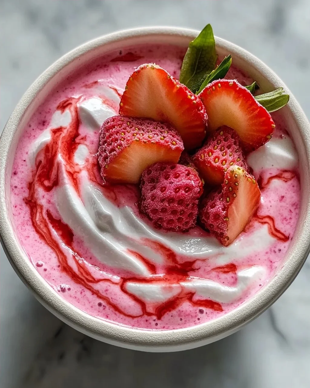 Erdbeer Swirl Smoothie Bowl: Das ultimative Sommer-Rezept
