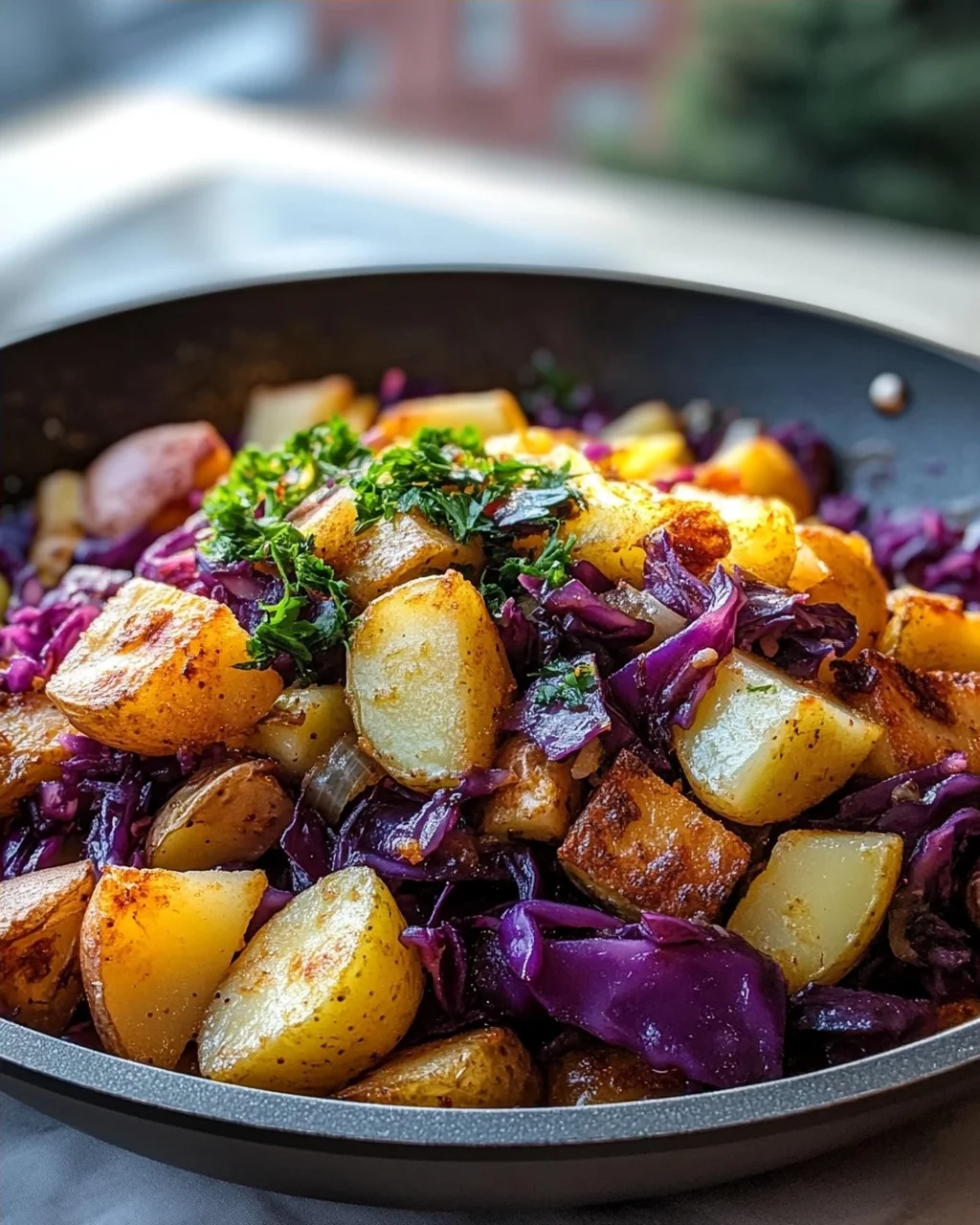 Köstliche Rotkohl Pfanne mit Kartoffeln: Einfach & Sättigend